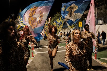 Integrantes del ala trans de la escuela de samba Paraíso do Tuiuti desfilan durante el último ensayo antes del carnaval de Río de Janeiro.