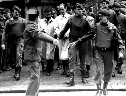 Juan María Atutxa acompaña al entonces ministro del Interior, Antoni Asunción, rodeados de agentes a la salida del funeral por el guardia civil Fernando Jiménez, asesinado en Bilbao en abril de 1994.