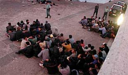 La Guardia Civil vigila en el puerto de Tarifa a un grupo de los inmigrantes detenidos.