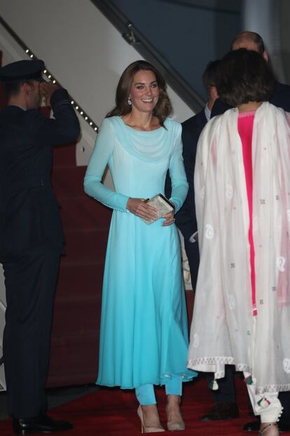El vestido de la duquesa a su llegada a Pakistán era un diseño de Catherine Walker (una de las diseñadoras favoritas de Diana de Gales) con falda de vuelo, cuello drapeado, botones en las mangas y pantalones a juego inspirado en el traje tradicional paquistaní, el anarkali.