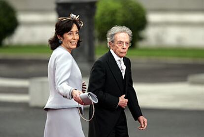 Manuel Pertegaz y su sobrina Slonín Caus, a su llegada a la ceremonia.