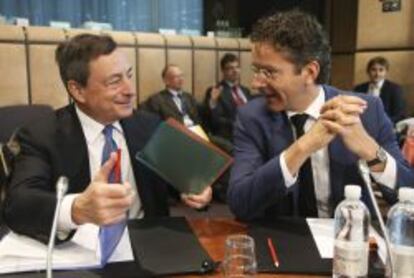 JW015 BRUSELAS (BÉLGICA) 07/07/2014.- El presidente del Banco Central Europeo (BCE), Mario Draghi (i), y el presidente del Eurogrupo y ministro neerlandés de Economía y Hacienda, Jeroen Dijsselbloem (d), antes de la reunión del Eurogrupo previa al Consejo de Asuntos Económicos y Financieros de la Unión Europea (Ecofin), en Bruselas (Bélgica), hoy, lunes 7 de julio de 2014. Italia comienza su mandato de seis meses en la presidencia del Consejo de la Unión Europea. EFE/Julien Warnand