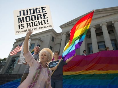 Seguidores y detractores del juez Moore en las puertas del Tribunal Supremo de Alabama