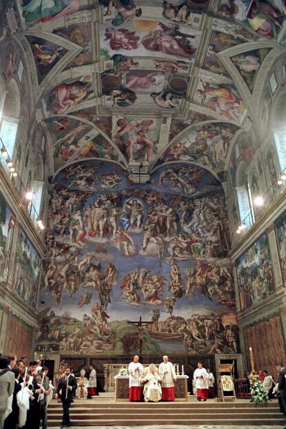 <p><strong>Lo que pensamos hoy: </strong>Considerada de manera general como la cumbre de la creación humana, esta serie de frescos que decoran los techos de la capilla Sixtina del Palacio del Vaticano es un bastión cultural indiscutible.</p> <p><strong>Lo que dijeron entonces: </strong>Son bien conocidos los enfrentamientos que se produjeron entre Miguel Ángel y su comitente, el Papa Julio II, durante todo el proceso creativo. Según contaba Giorgio Vasari, cuando el Papa le preguntó a su maestro de ceremonias Biagio da Cesena qué le parecía la obra, él respondió que aquello parecía la decoración de unos baños públicos o una taberna. Quizá inspirado por estas palabras, el escritor Pietro Aretino (curiosamente conocido por sus textos licenciosos) haría público en 1547 su ataque contra la falta de decoro de la obra en una carta en la que afirmaba que el arte de Miguel Ángel era apropiado: “Para una casa de baños, no para una capilla celestial”.</p>