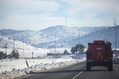 La UME se ha encargado de amortiguar el primer golpe de la emergencia, pero luego se han sumado otras unidades militares. En el aeropuerto de Barajas ha intervenido el Mando de Ingenieros de Salamanca; en Toledo, efectivos de la Brigada Guzmán el Bueno (Córdoba) y la Legión; y en Guadalajara, la Brigada Extremadura. En la imagen, una columna de la UME se dirige a San Martín de la Vega.