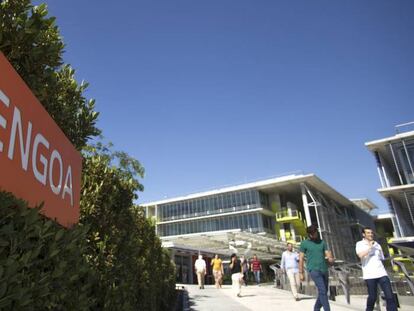 Empleados de Abengoa, salen y acceden a la sede central de la empresa ubicada en Palmas Altas, Sevilla.