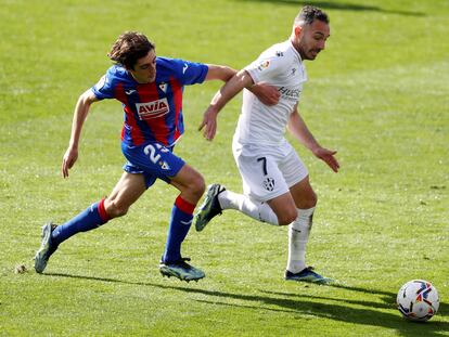 Ferreiro trata de regatear a Bryan Gil este sábado en Ipurúa en el partido entre el Eibar y el Huesca.