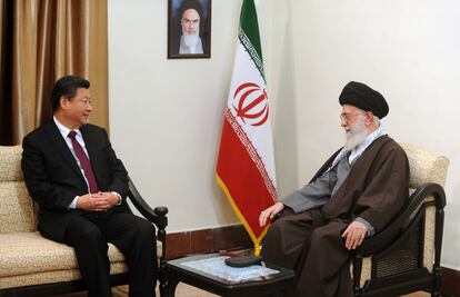 El presidente chino, Xi Jingping, y el líder supremo de Irán, el ayatolá Ali Jamenei, durante una reunión en Teherán, el 23 de enero de 2016. / Getty
