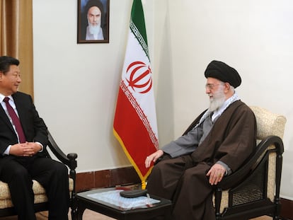 El presidente chino, Xi Jingping, y el líder supremo de Irán, el ayatolá Ali Jamenei, durante una reunión en Teherán, el 23 de enero de 2016. / Getty