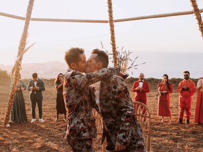 Rubén Paz y Fernando Fernández, en una foto cedida por la pareja del día de su reboda, en 2019.