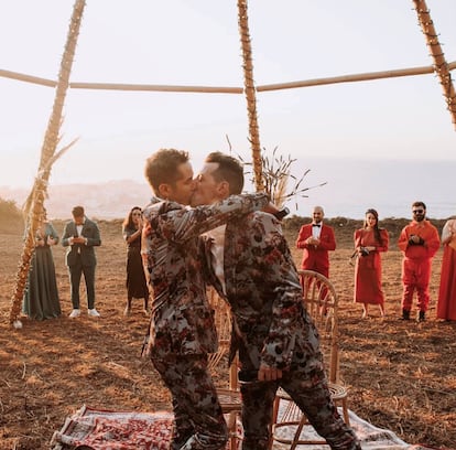 Rubén Paz y Fernando Fernández, en una foto cedida por la pareja del día de su reboda, en 2019.