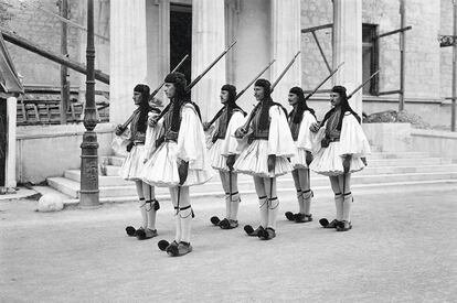 Soldados griegos desfilando rumbo al Palacio Real de Atenas a paso marcial muy a pesar de los pompones en las sandalias.