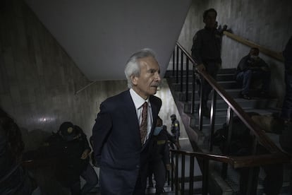 El periodista José Rubén Zamora es escoltado por policías en la torre de tribunales, en Ciudad de Guatemala, en mayo de 2023.
