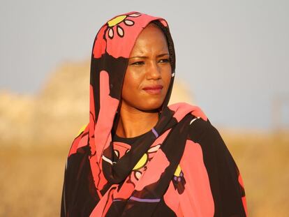La saharaui Aziza Brahim canta contra el drama de los refugiados