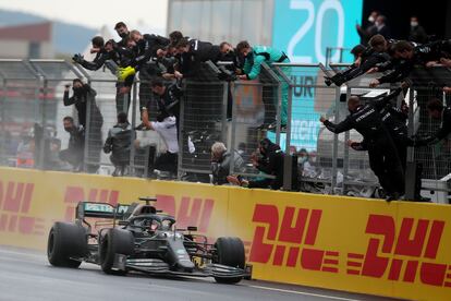 El box de Hamilton celebra con él la victoria en el Gran Premio de Turquía que le vale su séptimo titulo mundial.