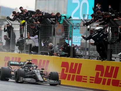 El box de Hamilton celebra con él la victoria en el Gran Premio de Turquía que le vale su séptimo titulo mundial.