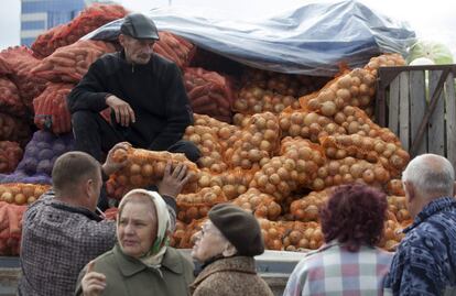 Colas para comprar verduras en un mercado callejero en la feria de Minsk.