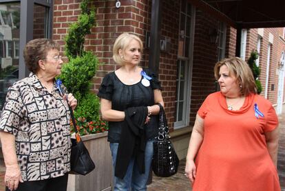 Nelda Winslette, Cindy Shelton y Arleen Weise, ayer en Washington.