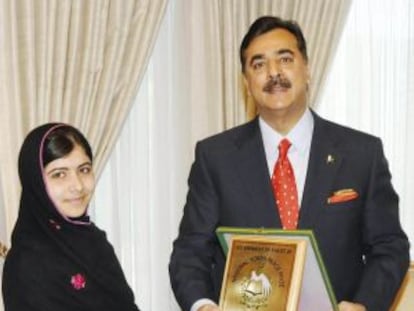 El primer ministro de Pakistán premia a Malala Yousafzai, en diciembre, por defender la educación de las niñas.