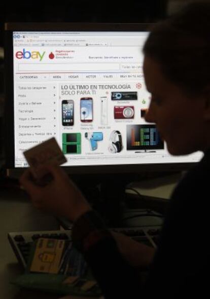 Una joven efectúa una compra a través del portal eBay.