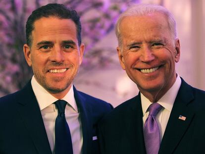 Hunter Biden (a la izquierda) y su padre, el presidente de Estados Unidos, Joe Biden, en una imagen de 2016 en Washington.