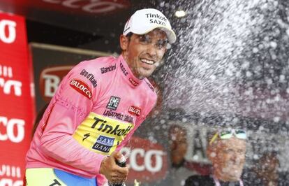 Contador descorcha champán vestido de rosa.