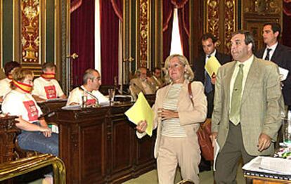 Concejales del PP y del PSE-EE abandonan el pleno del Ayuntamiento de Bilbao.