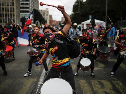 Jóvenes tocan los tambores en una marcha en Bogotá el 20 de julio.