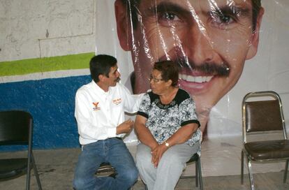 Reyes Zamudio, político mexicano asesinado esta semana. "Nuestro gobierno será para escuchar a sus pobladores a cualquier hora y NO de escondernos detrás del escritorio", dice en el texto que acompaña esta foto en su perfil de Facebook