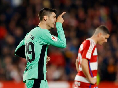 Morata celebra el gol que le dio la victoria al Atlético ante el Granada en Los Cármenes el pasado domingo.