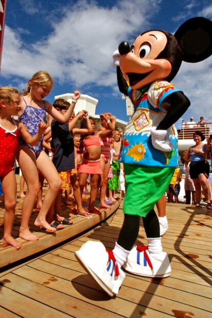 En el buque <b><i>Disney Magic</b></i>, que recorre el Mediterráneo, cada aparición de Mickey Mouse se celebra como una fiesta.