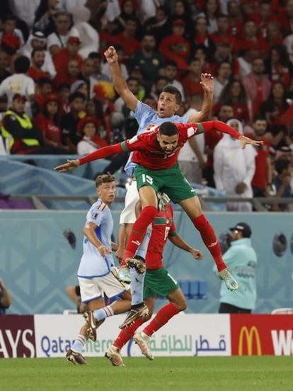 Rodrigo disputa un balón aéreo en el partido frente a Marruecos.