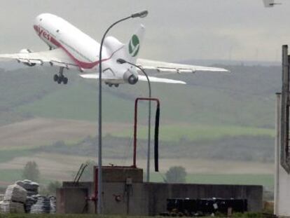 Un avión despega de la pista del aeropuerto de Foronda. 