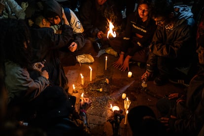 Amigos y familiares de Camilo Sanchéz  y Camilia Ospitia prenden velas en el lugar del asesinato, durante la velatón en conmemoración a sus vidas.