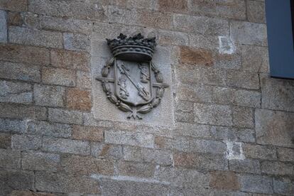 Escudo encastrado en el muro correspondiente al señorío de Meirás.