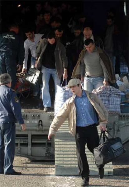 Varios georgianos salen del avión que les deportó desde Moscú.