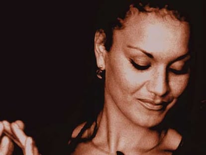 Ortega, en la portada de su primer disco, <i>Siento</i> (1997).