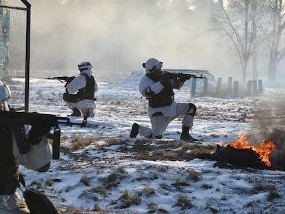Militares rusos que asisten a ejercicios tácticos y especiales.