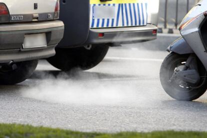 Gases contaminantes de los tubos de escape en una calle de Madrid.