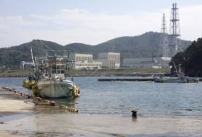 Vista de la central nuclear de Onagawa desde el puerto pesquero de la localidad. EFE/Archivo