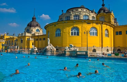 Piscina exterior en los baños Szechenyi, en Budapest (Hungría).