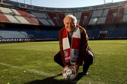 El ministro de Exteriores, tan <i>colchonero</i> como para irse a fotografiar el mismísimo día de Reyes al estadio Vicente Calderón.