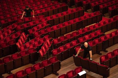 Empleados de la Royal Concert Hall en Amsterdam (Países Bajos) preparan la sala para la reapertura, este lunes.