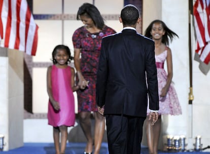 Obama se dirige a abrazar a su familia tras el discurso en el que ha aceptado la nominación demócrata a la Casa Blanca.