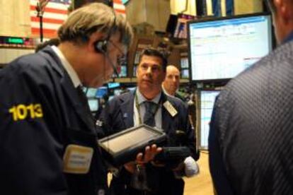 Corredores trabajan en el parqué de la Bolsa de Valores de Nueva York (NYSE), en Nueva York (EEUU). EFE/Archivo