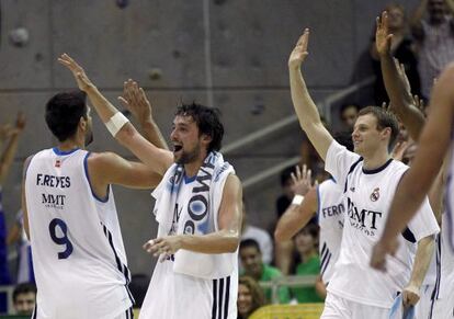 Los jugadores del Real Madrid celebran su victoria ante Asefa Estudiantes, enel XXIX Torneo de la Comunidad de Madrid