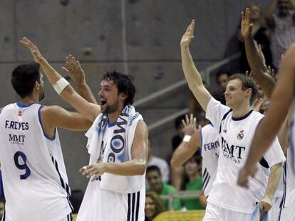 Los jugadores del Real Madrid celebran su victoria ante Asefa Estudiantes, enel XXIX Torneo de la Comunidad de Madrid
