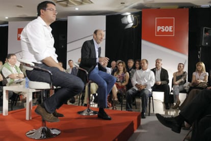 Rubalcaba (center), next to Óscar López, PSOE Secretary General in Castilla y León, during a speech in Valladolid.