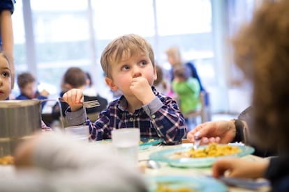 Un niño come en un comedor escolar en Francia.