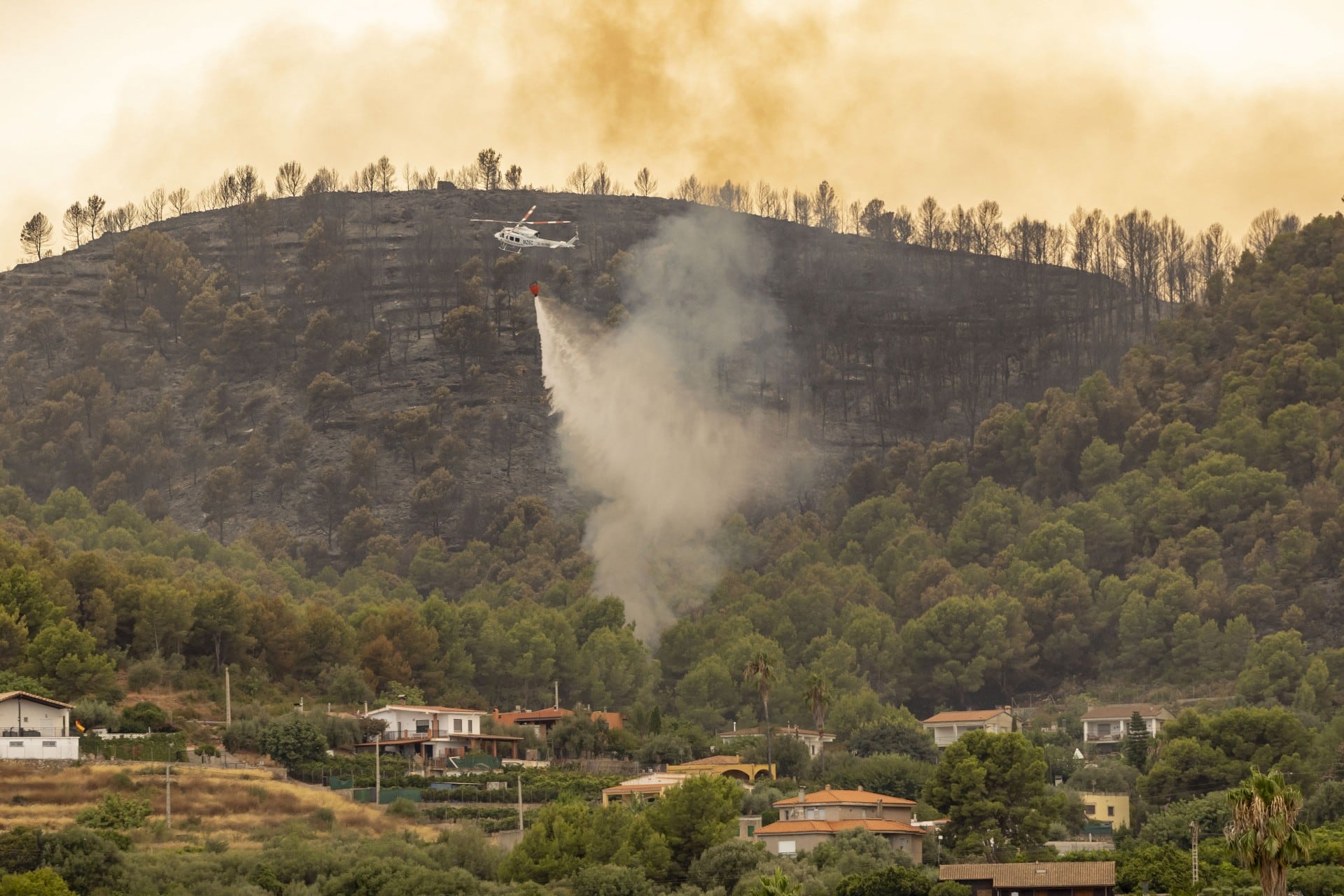Tareas de extinción en Betxí, en una imagen de este domingo.